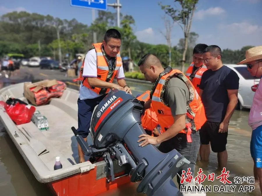 抗灾一线：省公路局应急培训村民驾驶冲锋舟开展自救